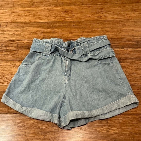 Cotton On High Rise Mom Jeans Paperbag Shorts w/ removable belt, pockets. 4 - Picture 9 of 10